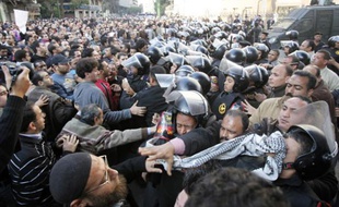 Des manifestants affrontent la police au Caire, le 25 janvier 2011.