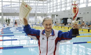 Mieko Nagaoka, nageuse japonaise vient de remporter un record à 100 ans.