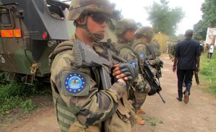 Des soldats de la force Eufor en patrouille à Bangui, le 19 janvier 2015 en RDC