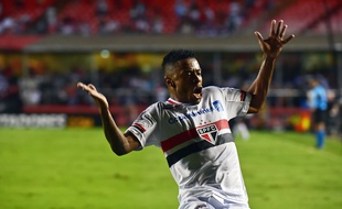Michel Bastos fête un but avec Sao Paulo le 18 novembre 2016.