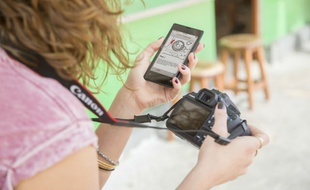 Les smartphones font de l'ombre aux compacts numériques mais peuvent devenir de vrais partenaires pour les photographes désireux de partager les clichés réalisés avec un appareil photo Wifi, comme ici le Canon EOS 1200D.