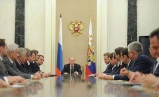 Le président russe, Vladimir Poutine, a continué mardi à placer ses hommes avec la nomination d'ex-ministres dans l'administration présidentielle et de son allié Igor Setchine à la tête du géant pétrolier Rosneft, faisant planer le doute sur sa volonté de réformes.