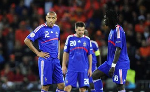 France's Thierry Henry (L) and Bafetimbi Gomis prepare to restart the match after the Netherlands scored during their Group C Euro 2008 soccer match at the Stade de Suisse stadium in Bern June 13, 2008. REUTERS/Eddie Keogh (SWITZERLAND)