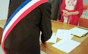 Un maire célèbre un mariage dans sa mairie.