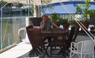 Geneviève Brichet vit depuis 33 ans sur le Rhône à bord du Balthazar.
