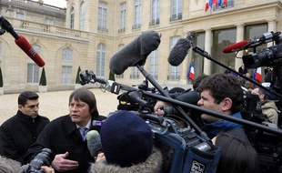 Le secrétaire général de CGT Bernard Thibault s’exprime devant l’Elysée après le sommet de crise, le 18 janvier 2012.