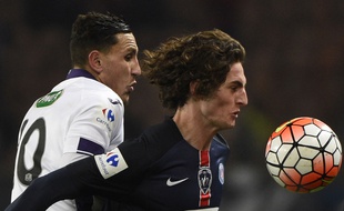Adrien Regattin au duel avec Adrien Rabiot lors du match entre le PSG et Toulouse le 19 janvier 2016.