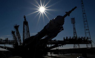 Le vaisseau spatial russe Soyouz TMA-16M est installé sur son pas de tir au cosmodrome de Baïkonour au Kazakhstan, le 25 mars 2015