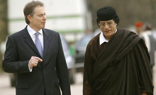 Tony Blair, alors Premier ministre du Royaume-Uni, (g) et le dirigeant libyen Mouammar Kadhafi dans une banlieue de Tripoli le 25 mars 2004