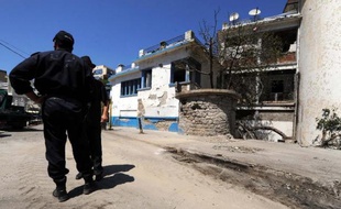 Des policiers algériens devant un commissariat à Tizi Ouzou, à l'est de l'Algérie, le 14 août 2011. Le guide Hervé Gourdel a été enlevé alors qu'il entamait un trek en Kabylie