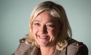 Marine Le Pen, la dirigeante de l'extrême droite française, est invitée mardi à Cambridge par l'association estudiantine de la prestigieuse université britannique, une visite qui provoque des grincements de dents au Royaume-Uni.