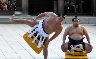 Le "yokozuna" Kakuryu (à g.) lors d'une cérémonie au sanctuaire Meiji, à Tokyo, le 9 janvier 2018.