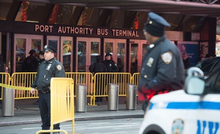 Une explosion d'origine inconnue est survenue lundi 11 décembre 2017 au matin au centre de Manhattan, près de la gare routière de Port Authority.