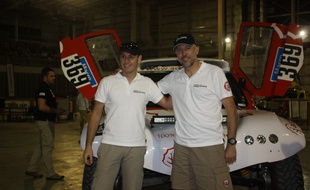 Albert Bosch (à droite) et son copilote Agustin Paya s'apprêtent à prendre le départ du Dakar 2015 à bord d'un buggy 100 % électrique.