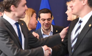 Le Premier ministre grec Alexis Tsipras (c) à Bruxelles, le 12 avril 2015