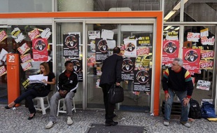 Un homme devant un distributeur de billets de banque au Brésil.