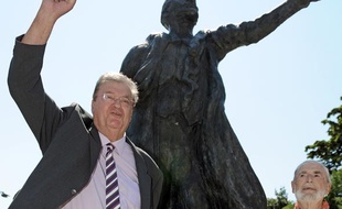 Georges Freche pose devant une statue de Lénine, à Montpellier, mercredi 18 août 2010.
