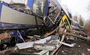 Un choc frontal entre deux trains régionaux mardi matin en Bavière a fait au moins neuf morts et 81 blessés, l'un des plus graves accidents ferroviaires de ces dernières années en Allemagne.