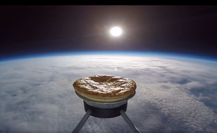 Capture d'écran de la tourte envoyée dans l'espace depuis Wigan en Angleterre.