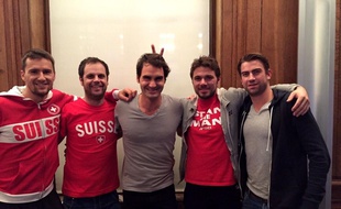 Roger Federer entouré de toute l'équipe suisse, le 17 novembre 2014 à Lille.