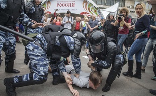 La police russe a arrêté plus de 1.500 manifestants mobilisés par l'opposant Alexeï Navalny, le 12 juin 2017.