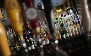 L'Assemblée nationale a voté jeudi une hausse de la taxation des alcools forts titrant à plus de 18°, malgré l'opposition de plusieurs députés pointant notamment l'absence de relèvement des taxes sur le vin, la bière ou le rhum.