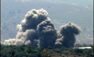 En plusieurs piqués, des chasseurs-bombardiers israéliens ont tiré au total une quinzaine de missiles air-sol sur cette base, selon la police libanaise.