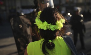 Une manifestante «gilet jaune» pendant une manifestation le 20 avril à Paris.