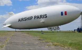 le dirigeable Airship s'apprête à prendre son envol sur le tarmac de l'aérodrome de Pontoise