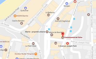 Les trois hommes s'étaient installés sous les arcades de la mairie, juste à côté du commissariat.
