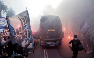 Les fans du Deportivo La Corogne accompagnent le bus des joueurs avant le match face à Fuenlabrada, avant qu'il ne soit annulé à cause de joueurs du club de la banlieue de Madrid positifs au coronavirus.