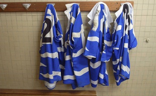 La rumeur du jeu de la biscotte pratiqué dans les vestiaires de rugby est particulièrement tenace, bien qu'aucun élément concret ne prouve son existence.