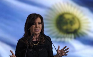 La présidente argentine Cristina Kirchner traverse l'un des moments les plus difficiles depuis son arrivée au pouvoir, une nouvelle manifestation massive dans le pays illustrant la perte du soutien d'une partie des classes moyennes.
