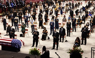 Le public applaudit lors du service funèbre donné à Troy (Alabama) à la mémoire de John Lewis, le 25 juillet 2020.