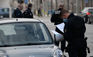 Des policiers effectuent un contrôle sur les Champs-Elysées, le 17 mars.