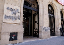 Des inscriptions antisémites ont été découvertes lundi 12 avril devant Sciences po Paris.