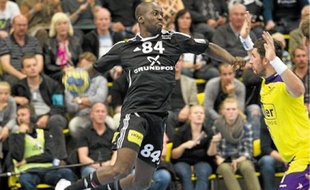 Sans les problèmes d'argent rencontrés par le club de Silkeborg, Tuzolana (en noir) serait bien resté au Danemark.