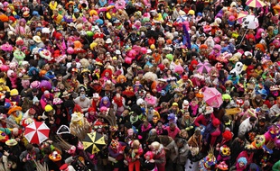 Dunkerque, le 2 mars 2014. Premier jour des trois joyeuses du carnaval avec la bande de Dunkerque qui défile dans les rues du centre-ville avant de participer au lancer de harengs depuis le balcon de l'hôtel de ville.