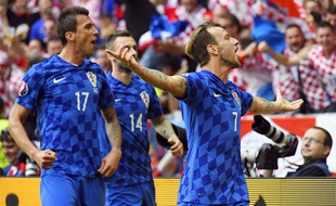 Mario Mandzukic et Marcelo Brozovic vont féliciter le Barcelonais Ivan Rakitic après son but ce vendredi.