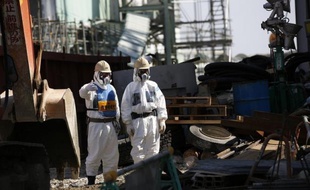 La compagnie gérante de la centrale accidentée de Fukushima a fait état dans la nuit de vendredi à samedi d'un possible écoulement d'eau contaminée dans le sol depuis un réservoir de stockage souterrain.