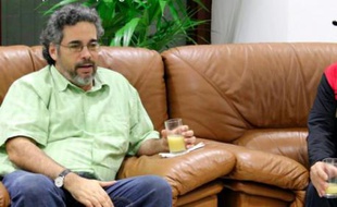Photo fournie par la délégation des FARC-Ep du numéro un des Farc Timoleon Jimenez (d) à son arrivée à La Havane, le 23 septembre 2015
