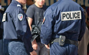 Des policiers en uniforme, le 8 octobre 2011