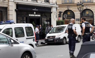 Apprendre aux commerçants à faire face à leurs agresseurs en cas de braquage: c'est l'une des missions délicates de deux référents sûreté de la police, appelés vendredi à prodiguer leurs conseils dans une bijouterie des Yvelines, victime en septembre d'un vol.