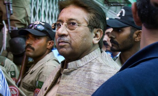 L'ancien président pakistanais Pervez Musharraf arrive à son procès à Islamabad le 17 décembre 2019.