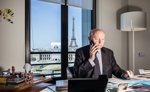 Le Défenseur des Droits, Jacques Toubon dans son bureau situé au 5e étage de l'immeuble de la CNIL (la Commission nationale de l'Information et des Libertés) à Paris.