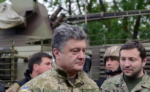 Le président ukrainien Petro Porochenko rend visite à l'état major des opérations anti-terroristes près d'Izum, dans la région de Donetsk dans l'est de l'Ukraine, le 20 juin 2014