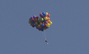 Un Canadien s'est envolé à l'aide de ballons d'hélium, comme dans le film