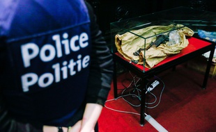 Des pièces à conviction lors du procès de Mehdi Nemmouche, le 7 février 2019.