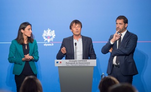 Nicolas Hulot, entouré de Brune Poirson, secrétaire d'Etat auprès du ministre de la Transition écologique et solidaire, et de Christophe Castaner, porte-parole du gouvernement, le 7 septembre 2017.