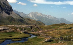 Les chartes des parcs nationaux des Ecrins, du Mercantour et des Pyrénées, qui permettront notamment d'en préserver les paysages et la biodiversité, viennent d'être approuvées par Delphine Batho, la Ministre de l'Écologie, selon un communiqué de son ministère.